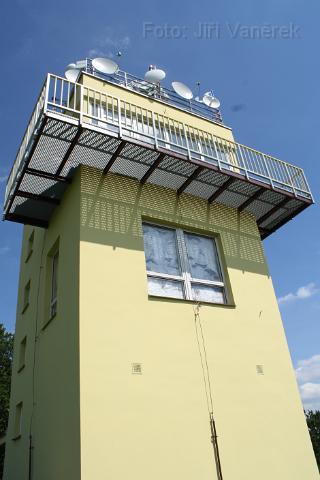 IMG_2275.JPG - Věž je rozdělena na dvě části, okno pod ochozem a vlevo na stěně patří k místnostem s technologiemi kde se dostat nedá, okénka v levé části stěny jsou okénka schodiště, po kterém se vystupuje na ochoz věže.